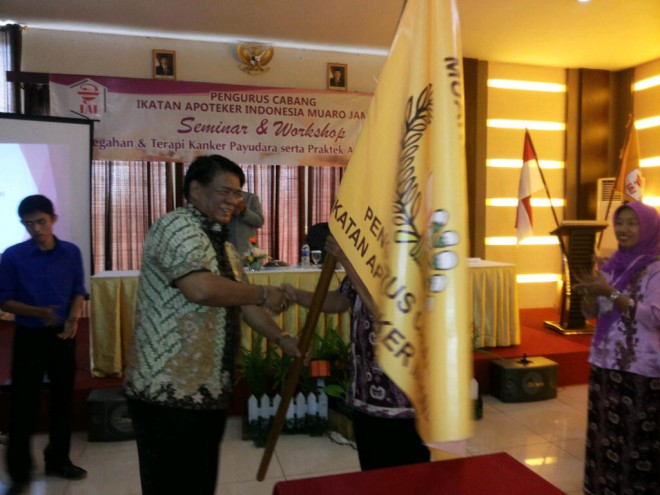 Bupati Muarojambi menyerahkan Pataka pengukuhan PC IAI Muarojambi